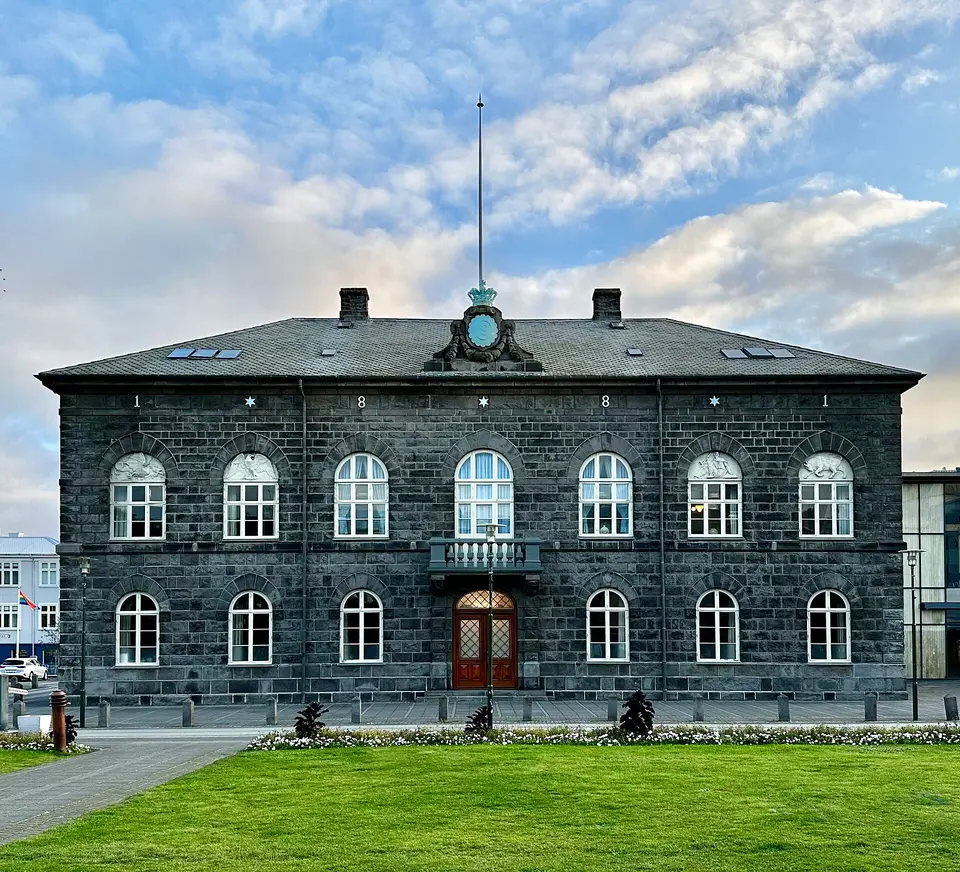 Kamenná parlamentní budova v centru Reykjavíku.