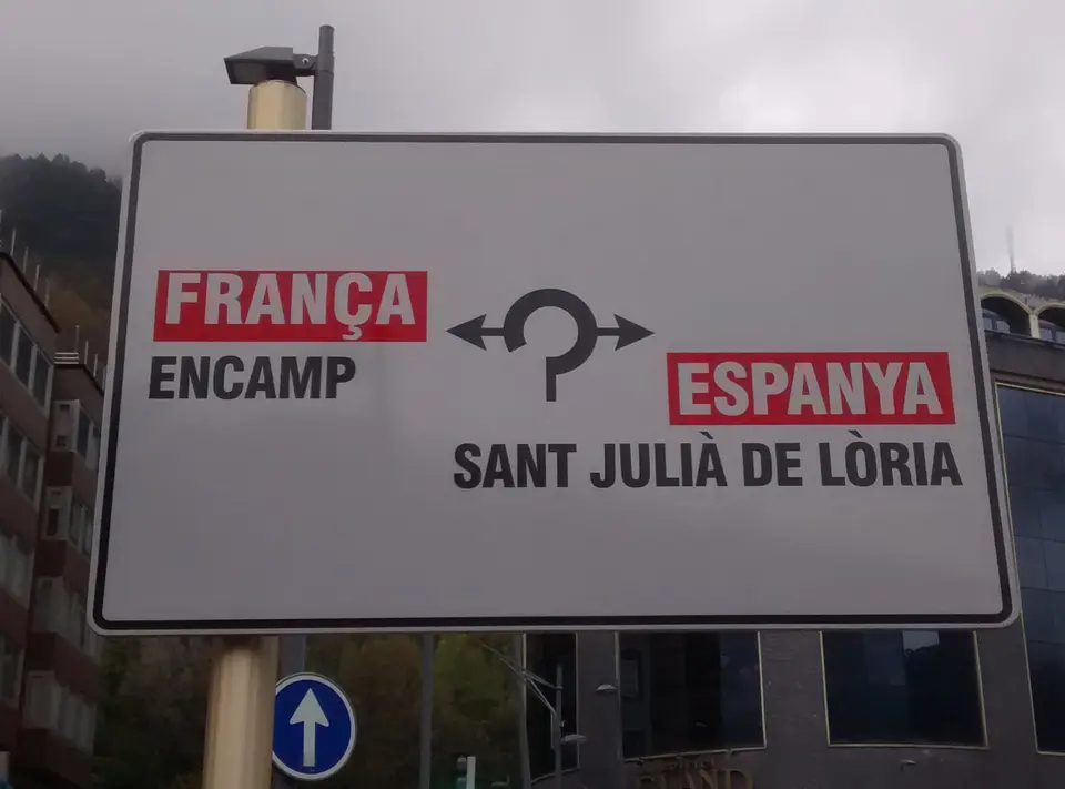 Dopravní směrovky s katalánskými názvy Francie, Španělska a andorrských sídel.