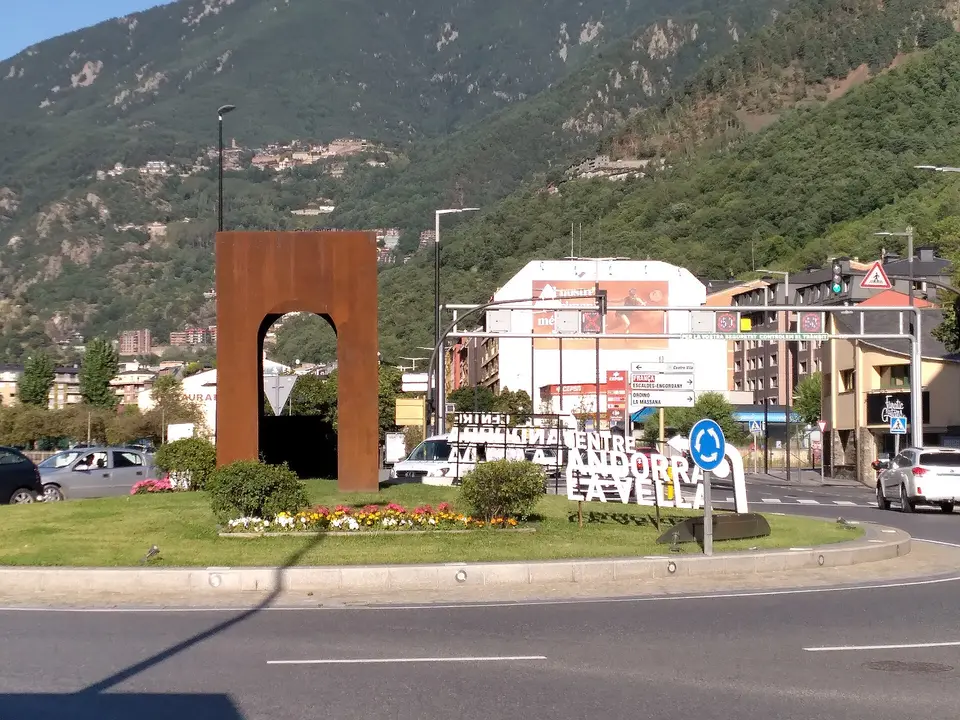 Hustá zástavba Andorry la Vella v horském údolí.