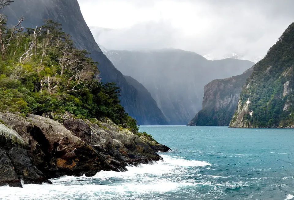 Strmé horské svahy lemující mořský fjord Milford Sound.