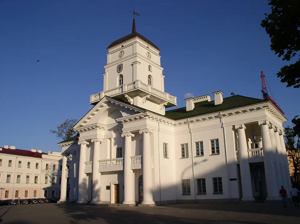 Světlá historická radnice na náměstí v Minsku.