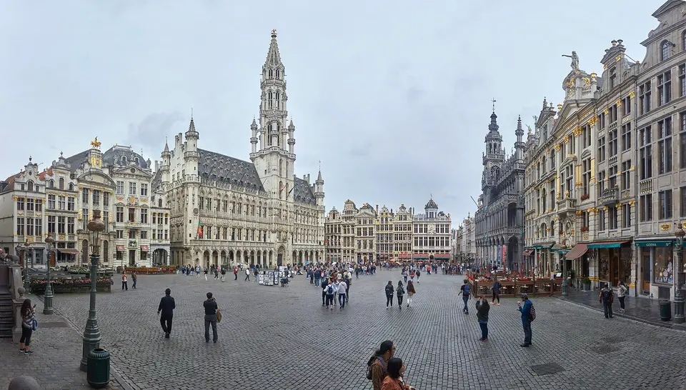Zdobené historické domy lemující bruselské náměstí Grand-Place.