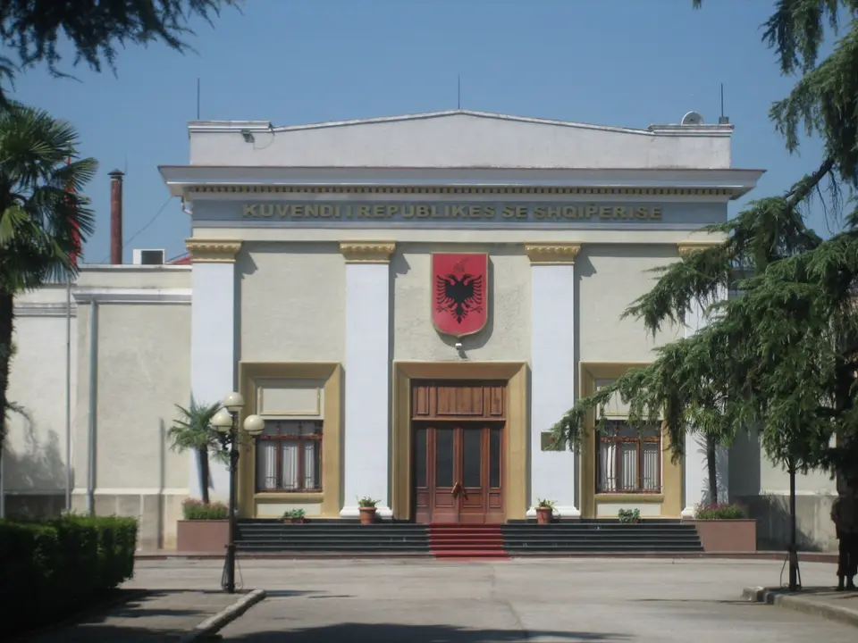 Budova parlamentu Albánie.