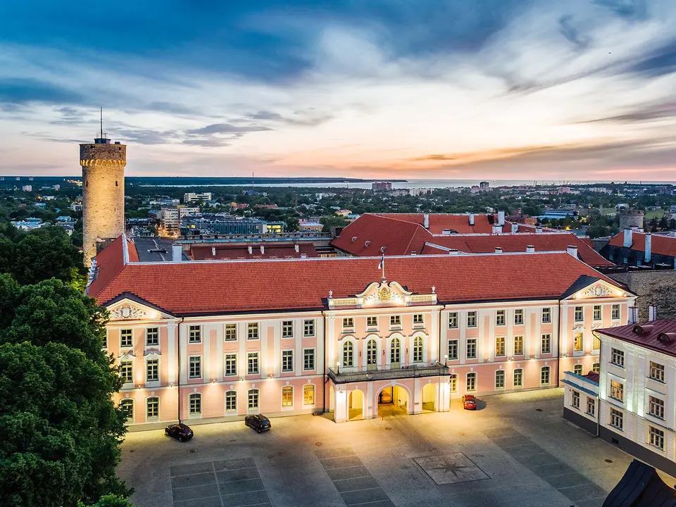 Průčelí budovy estonského parlamentu.