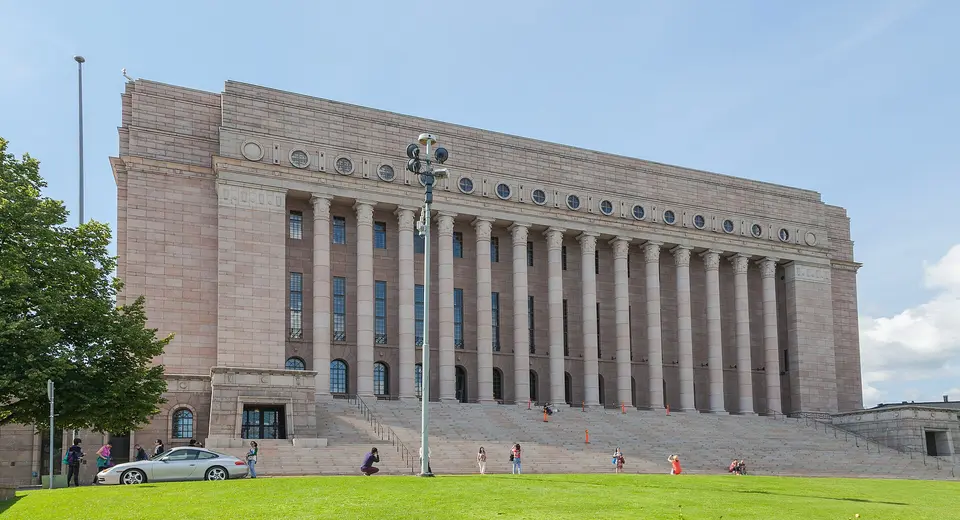 Monumentální budova parlamentu se sloupovým průčelím.