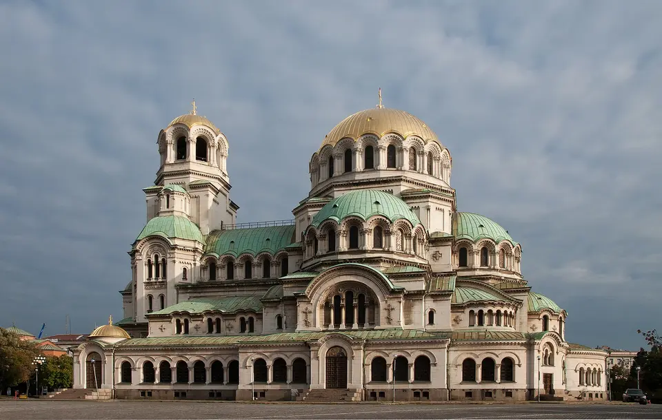 Zlaté kopule a průčelí katedrály v Sofii.