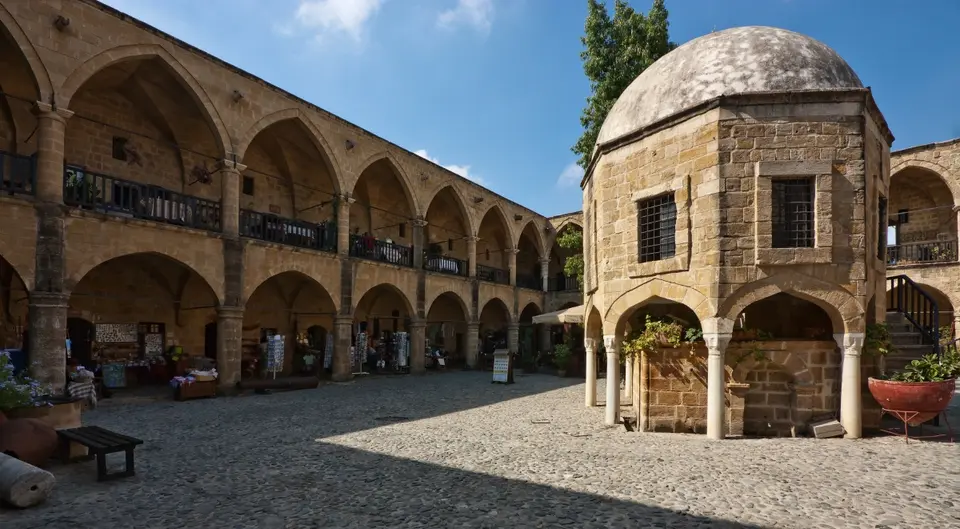 Arkádové nádvoří historického zájezdního hostince.
