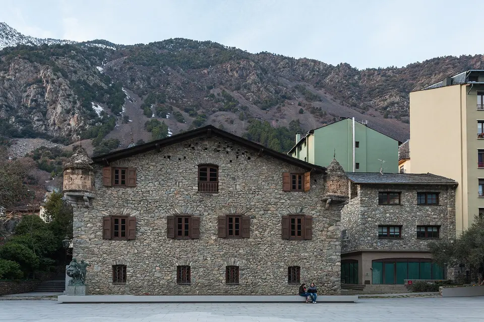Kamenná budova Casa de la Vall.