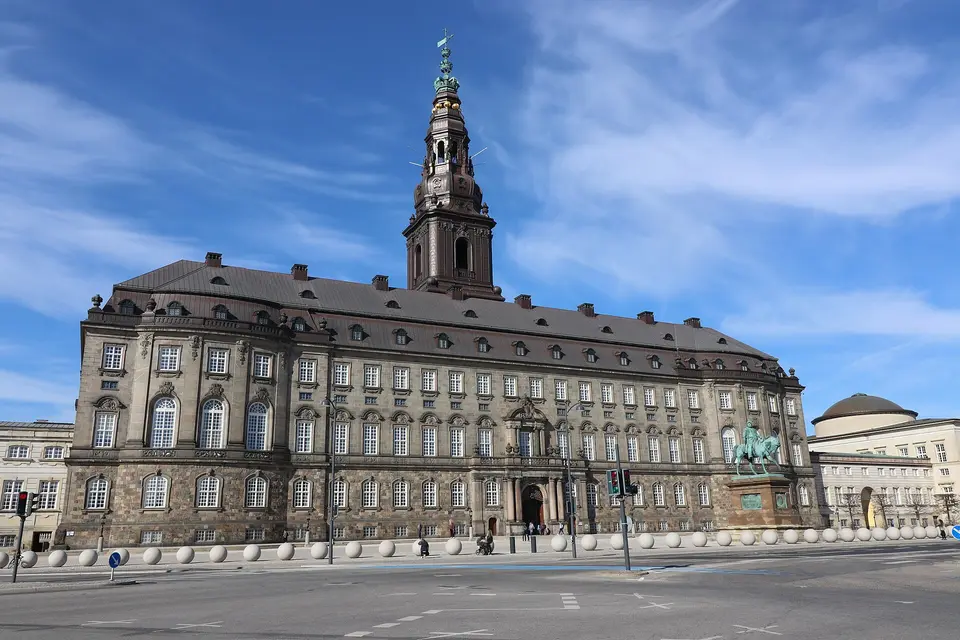 Rozsáhlý palác Christiansborg s vysokou věží.