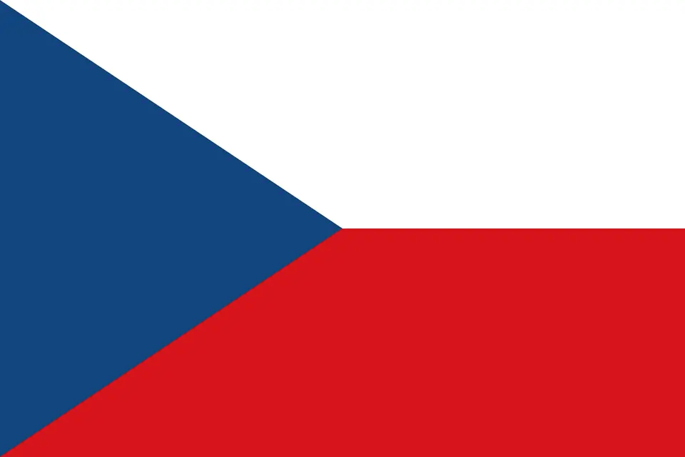 Bílý a červený vodorovný pruh doplňuje modrý klín u žerdi.