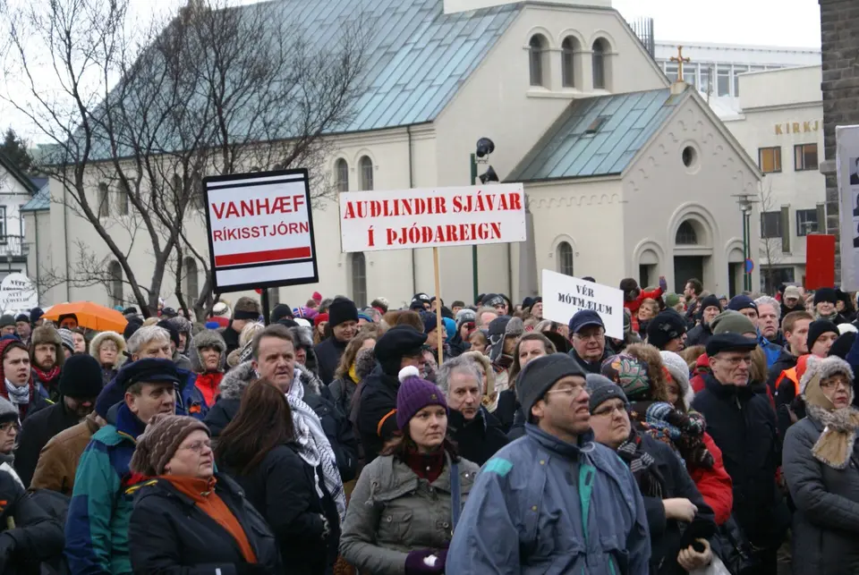 Dav demonstrantů v islandském hlavním městě.
