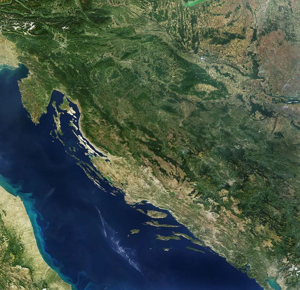Družicový pohled na Jadran a balkánské vnitrozemí.