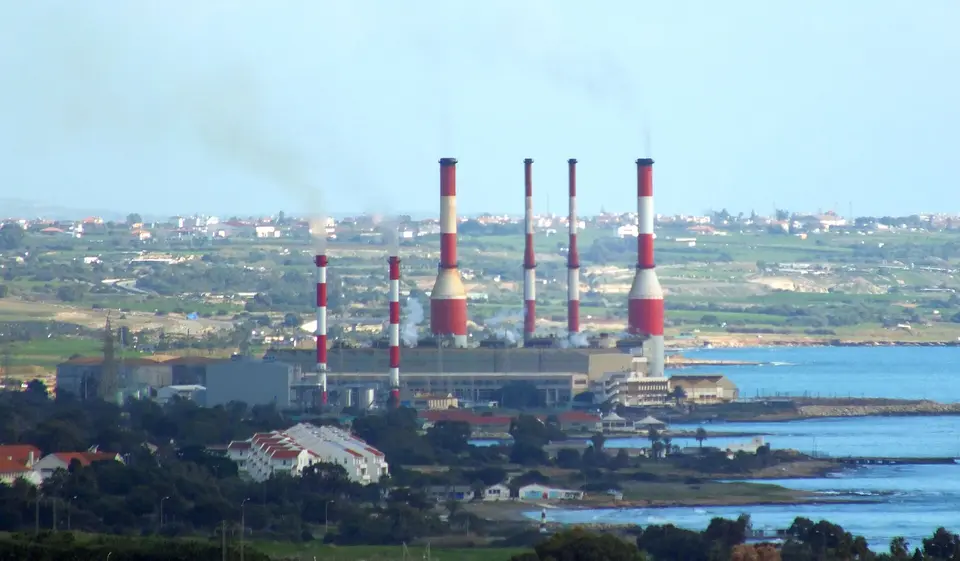 Průmyslové budovy a komíny pobřežní elektrárny.