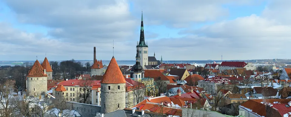 Věže a střechy starého města Tallinnu.