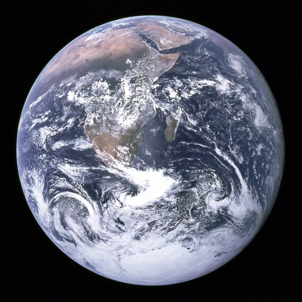 Země s africkým kontinentem, oceány a bílými pásy oblačnosti.