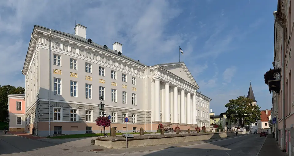 Klasicistní univerzitní průčelí se sloupovým portikem.