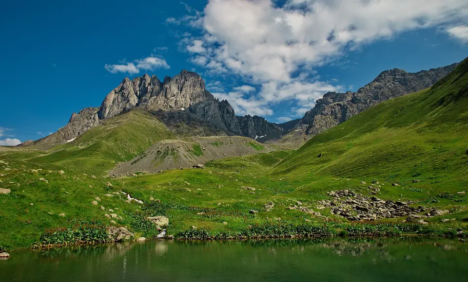 Malé horské jezero pod ostrými kavkazskými štíty.