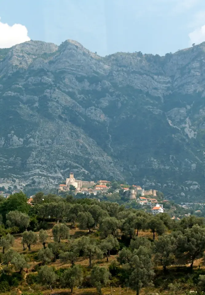 Hradní areál v horském městě Kruja.