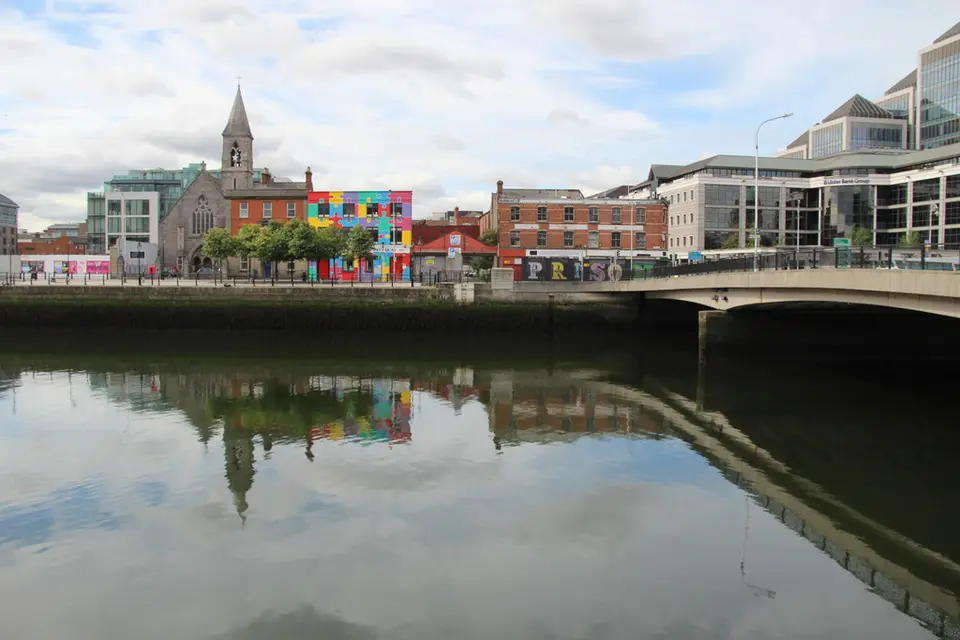 Říční nábřeží a městské domy v centru Dublinu.