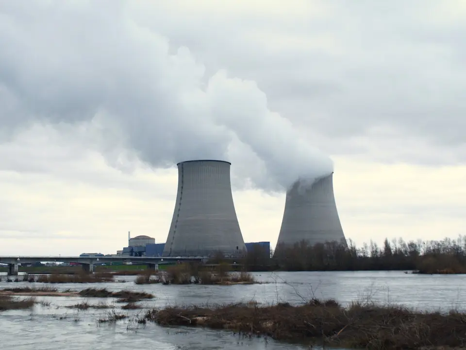 Chladicí věže a energetický areál v krajině u Loiry.