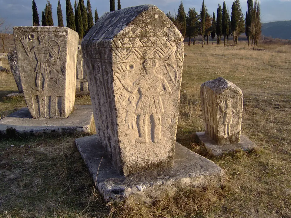 Historické kamenné náhrobky s reliéfní výzdobou.