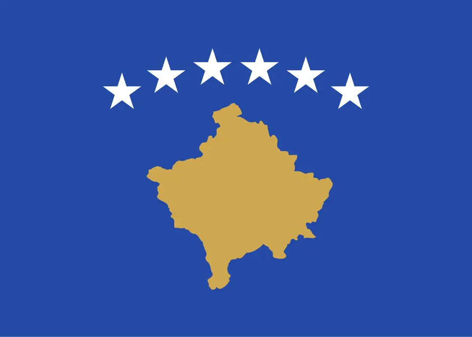 Modrá vlajka se zlatou mapou Kosova a obloukem šesti bílých hvězd.