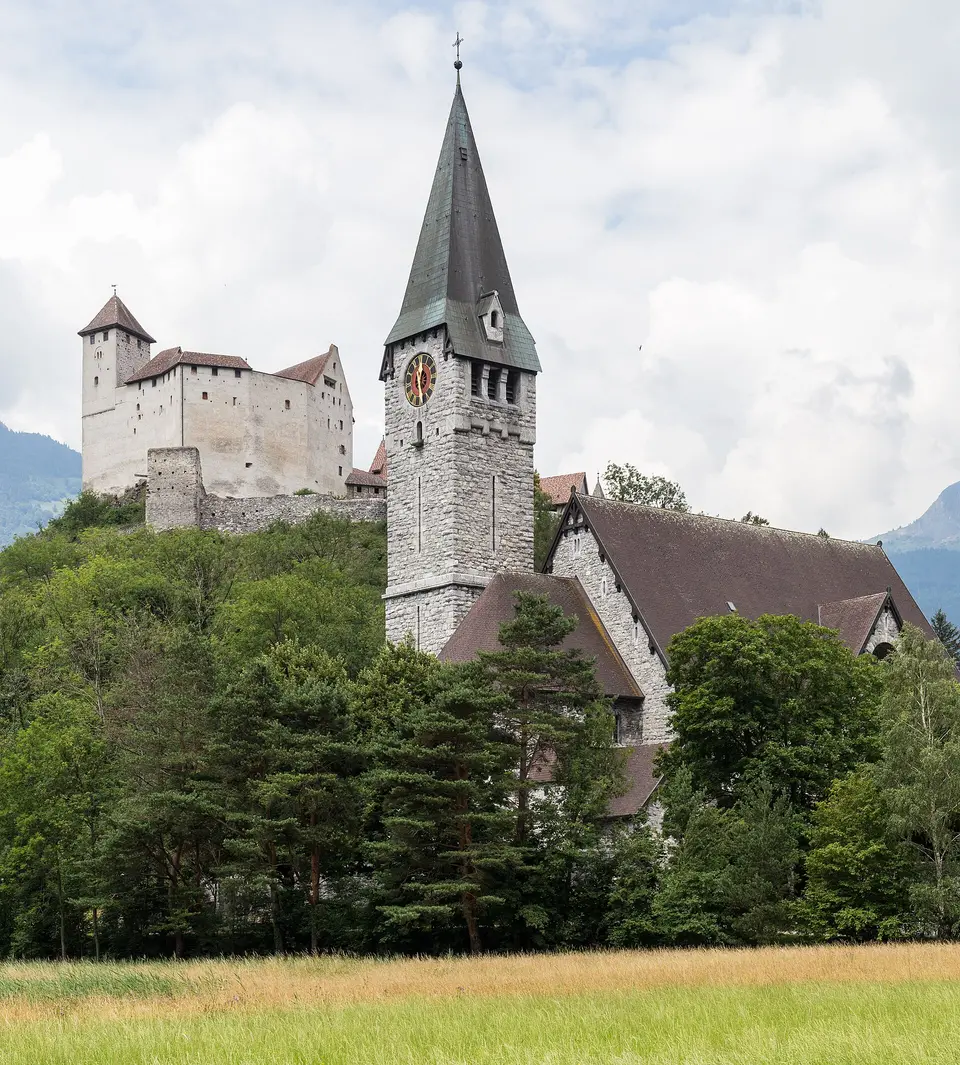 Kostel svatého Mikuláše v Balzersu a hrad Gutenberg na svahu nad ním.