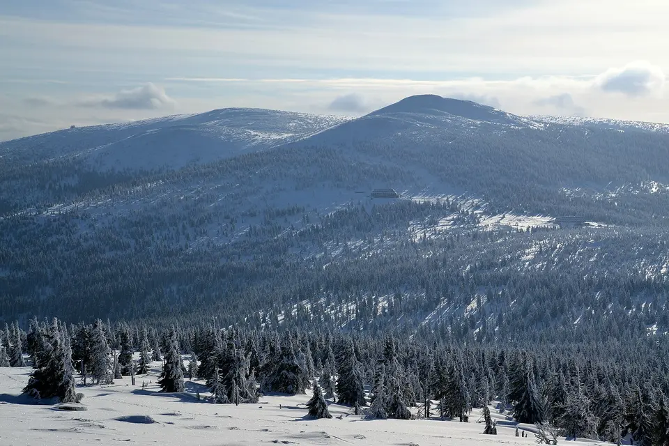 Zasněžené horské hřebeny a krkonošská krajina.