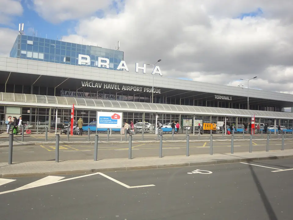 Průčelí terminálu pražského letiště s nápisem Praha.