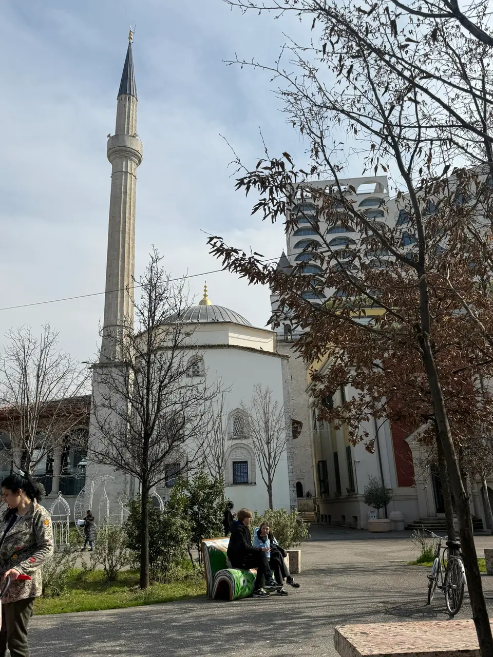 Historická mešita s minaretem v centru Tirany.