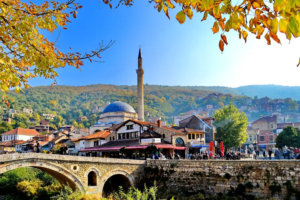 Historická mešita s kupolí a vysokým minaretem.