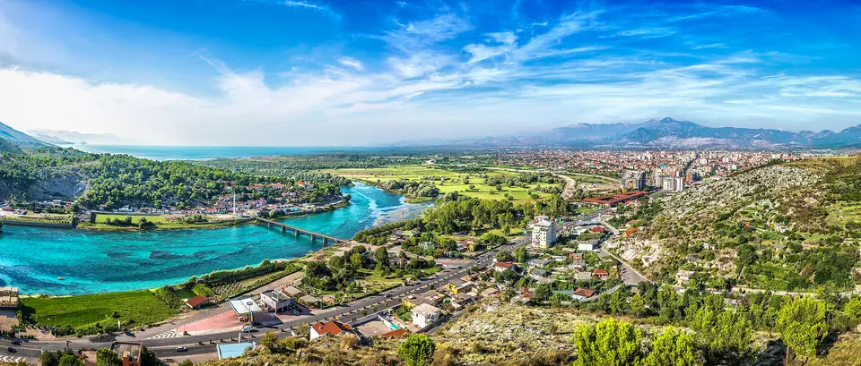 Panoramatický pohled na městskou zástavbu Shkodëru.