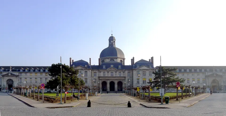 Historické průčelí nemocničního areálu s centrální kupolí.