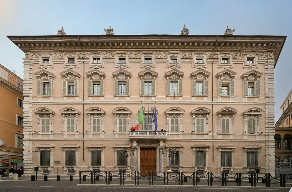 Průčelí paláce Madama v římské ulici.