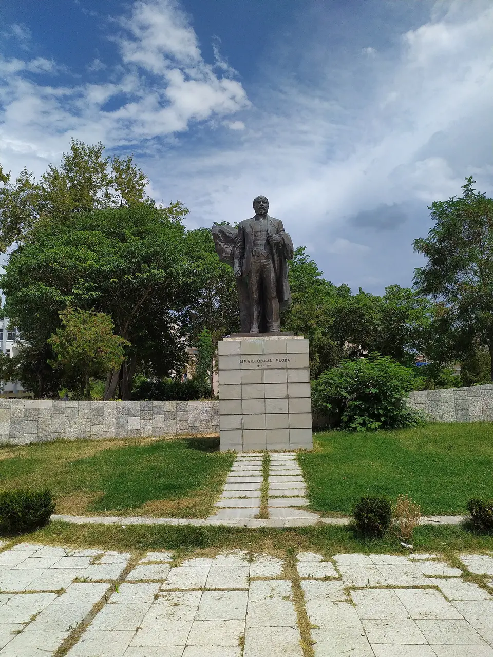 Socha Ismaila Qemaliho ve městě Vlora.