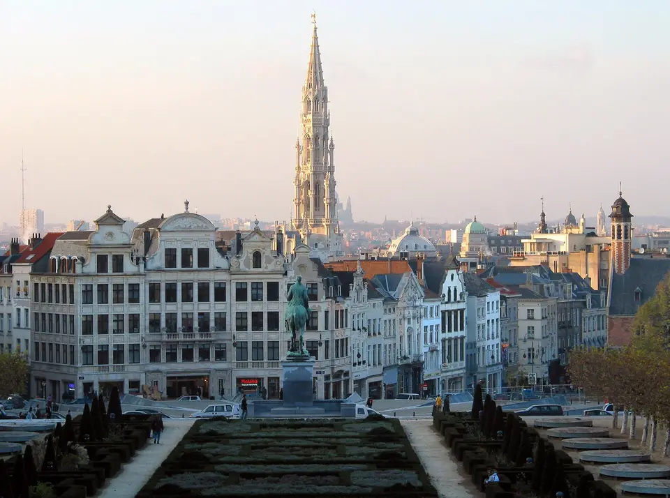 Městské panorama s bruselskou radnicí.