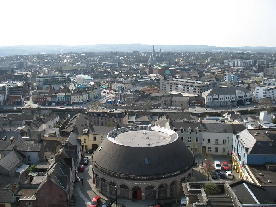 Panoramatický pohled na městskou zástavbu Corku.