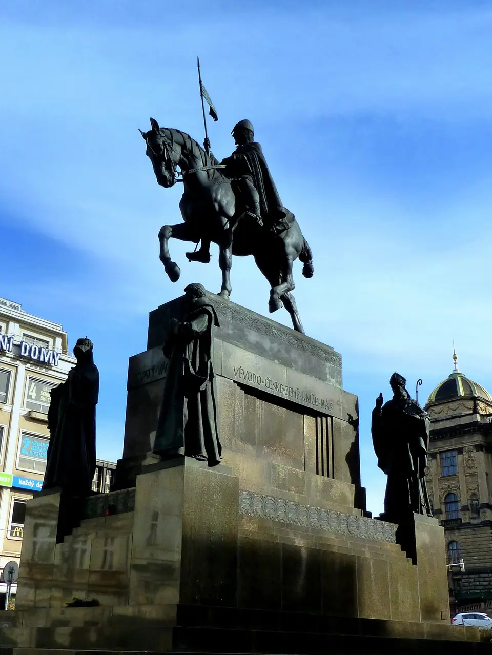 Jezdecká socha svatého Václava na vysokém podstavci.