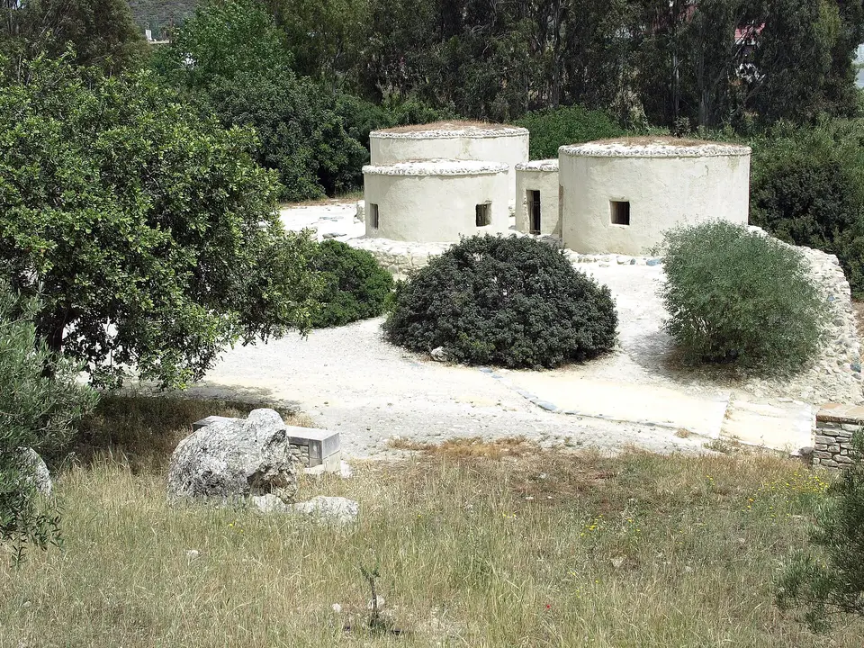 Rekonstruované kruhové domy v archeologickém areálu.