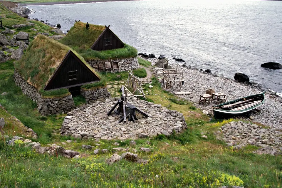 Tradiční rybářské stavby na islandském pobřeží.