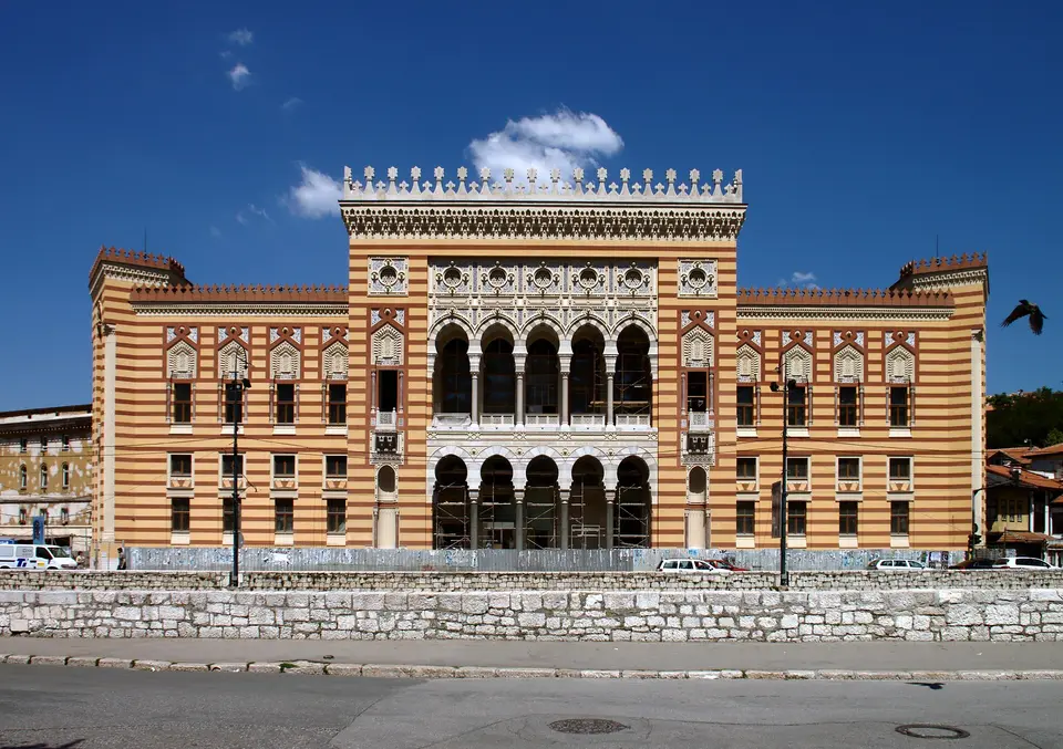 Zdobená budova sarajevské radnice.