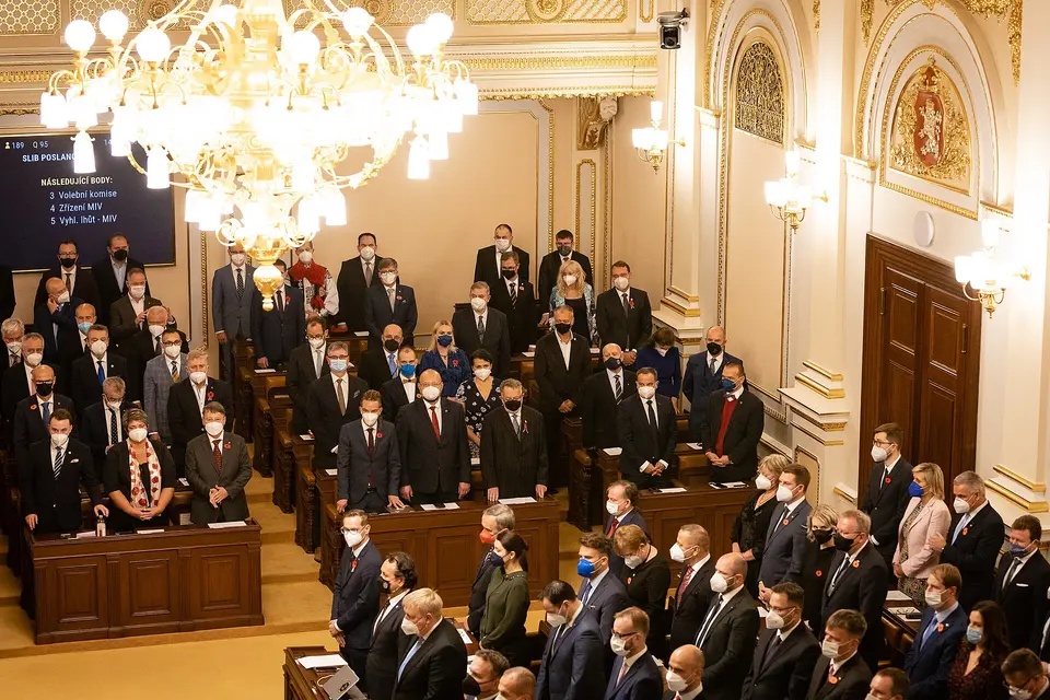 Poslanci v jednacím sále české Poslanecké sněmovny.