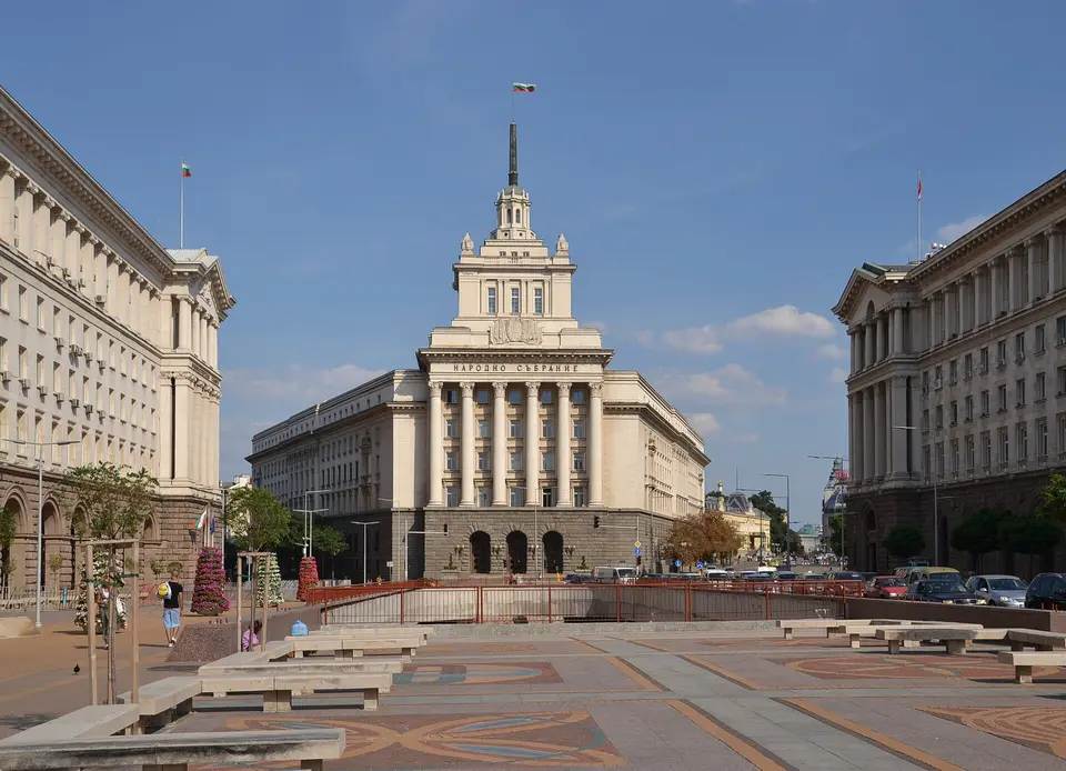 Monumentální budova v centru Sofie.