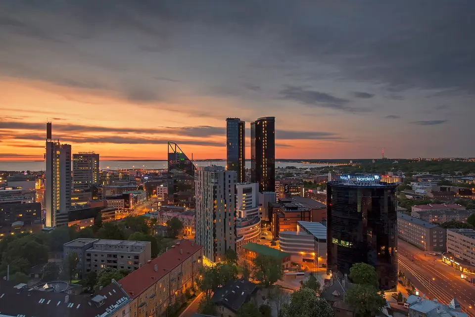Moderní městská zástavba Tallinnu v podvečerním světle.