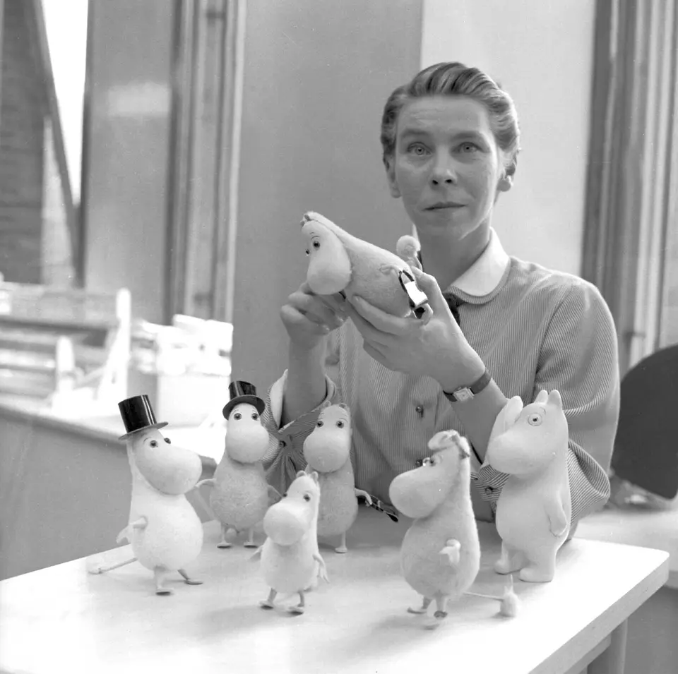 Tove Janssonová za figurkami postaviček Mumínků.