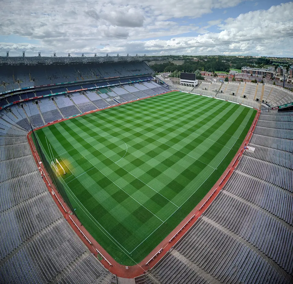 Panoramatický pohled na hřiště a tribuny stadionu.