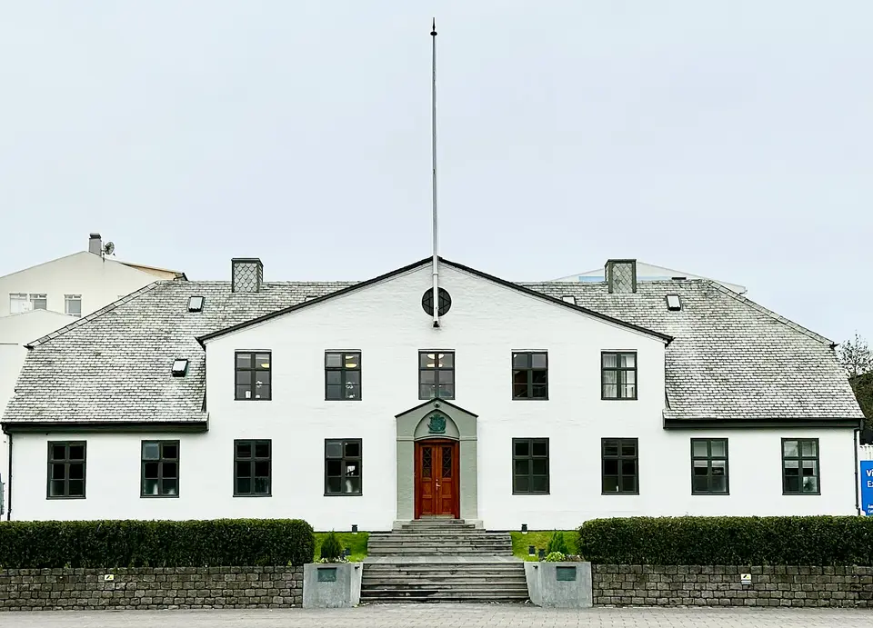 Nízká vládní budova v Reykjavíku.