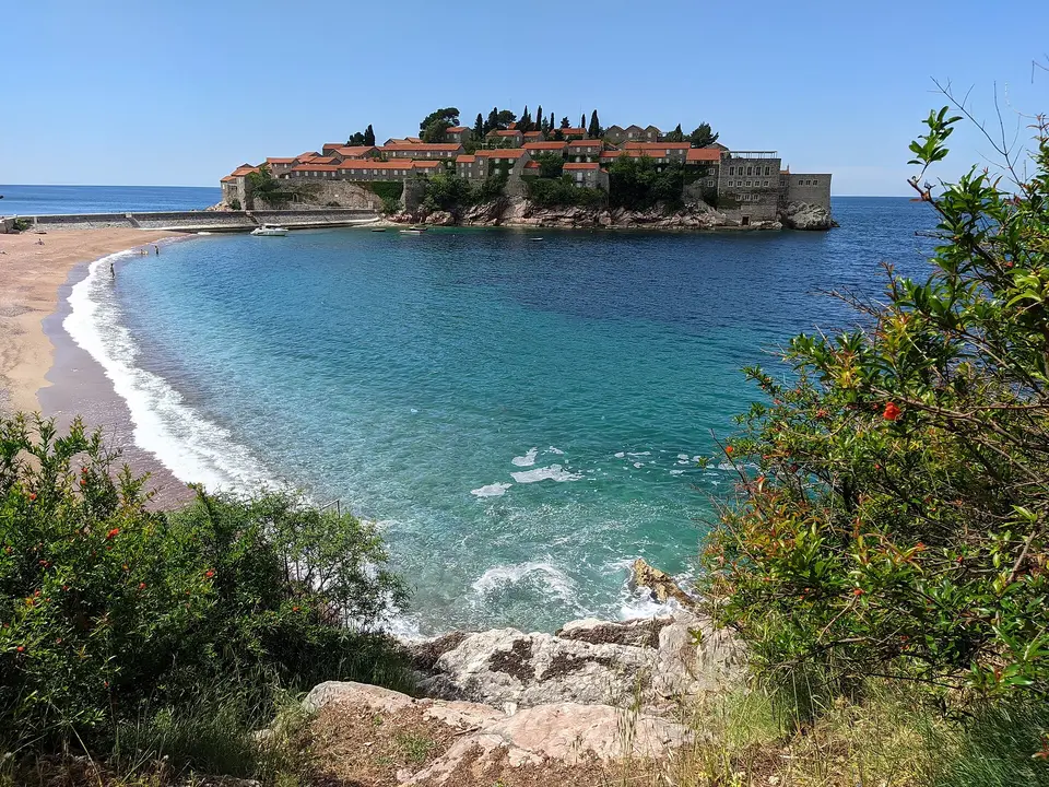 Zástavba na malém ostrově spojeném s pevninou úzkou šíjí.
