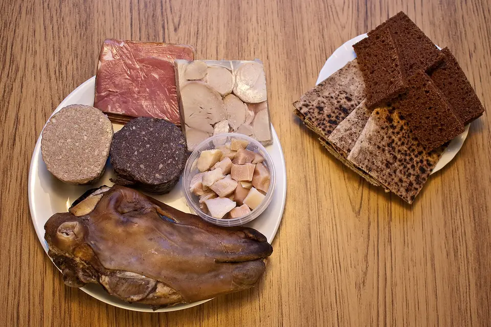 Talíře s výběrem tradičních islandských jídel.