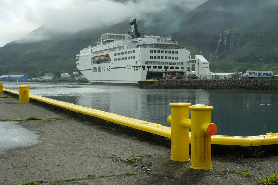 Velký osobní trajekt u přístavního mola ve fjordu.